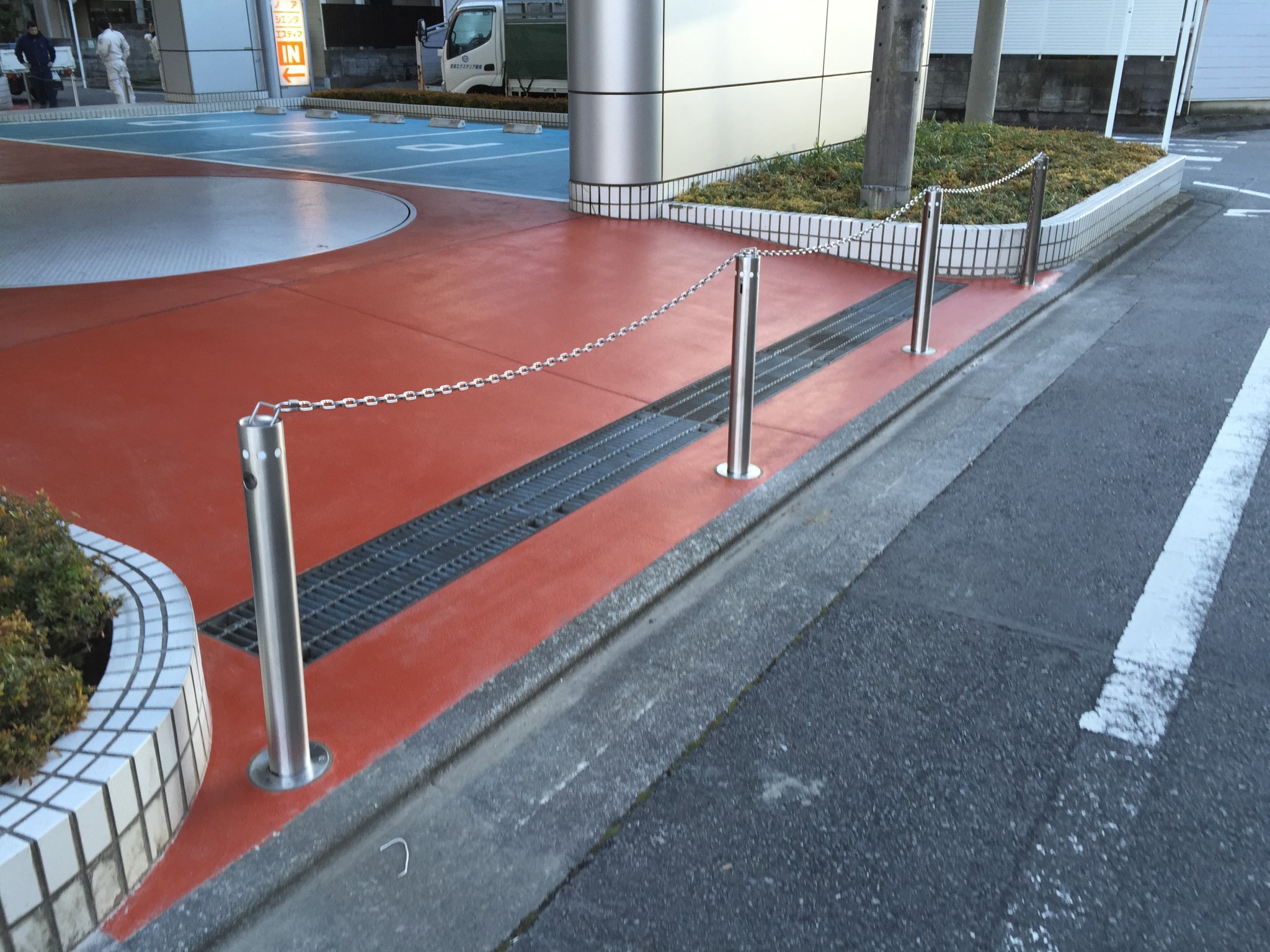 車止めバリカー改修工事 横浜のドア修理なら京浜エクステリア販売へ